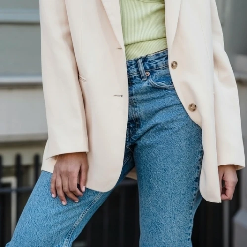 Deretan Pakaian yang Cocok dengan Jeans Biru