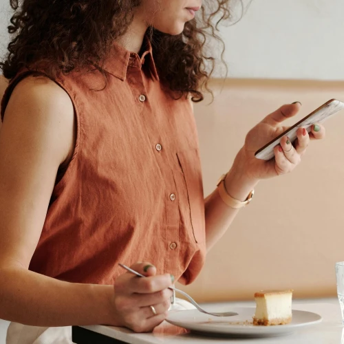 Bedanya Stalking Biasa dan Stalking Obsesif, Kamu Termasuk yang Mana?