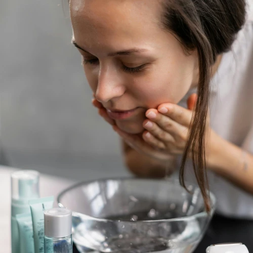 Cara Membersihkan Wajah dari Sunscreen