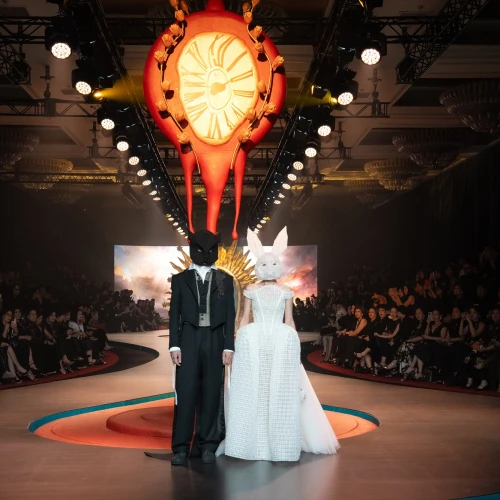 Adrian Gan Rayakan 40 Tahun Berkarya dalam Koleksi Bergaya Surealisme yang Romantis