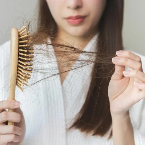 Penyebab Rambut Rontok di Usia 20-an dan Solusi Alaminya