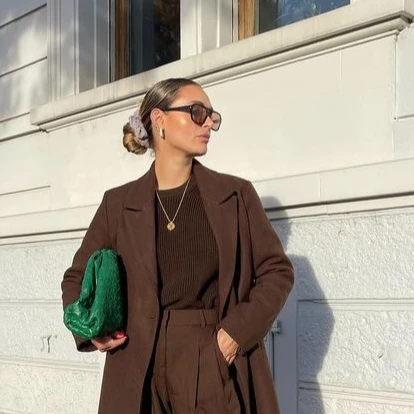 Cara Mix & Match Mocha Brown untuk Outfit Natal yang Elegan