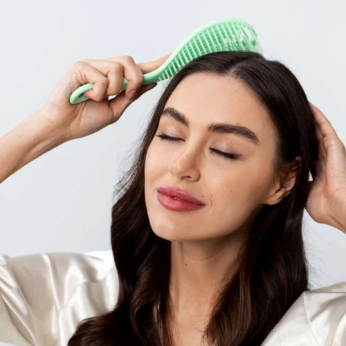 5 Cara Praktis Merawat Rambut Rontok Untuk Kamu yang Sibuk