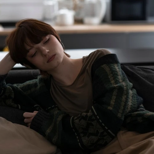 5 Tips Mengurangi Pikiran Berantai Saat Overthinking Menyerang