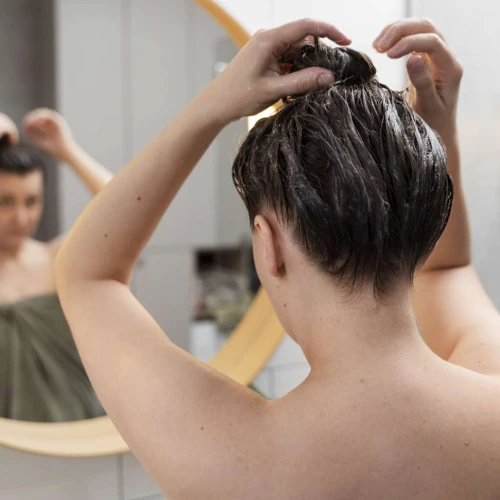 Sering Tidur dengan Rambut Basah? Ini Bahaya yang Jarang Disadari