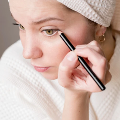 5 Rekomendasi Eyeliner yang Cocok untuk Pemula