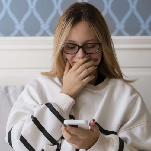 5 Cara Halus Bikin Pasangan Kangen Tanpa Harus Chat Duluan