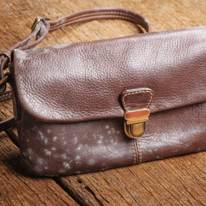 Bye-Bye Jamur! Simak Cara Membersihkan Tas Kesayangan Agar Kembali Flawless