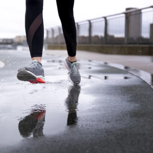 Rekomendasi Bahan Sepatu untuk Hadapi Musim Hujan