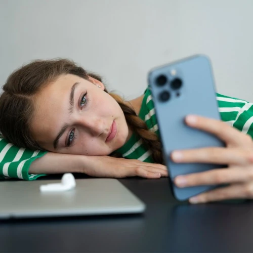 Cinta di Era Digital: Lebih Banyak Pilihan, Lebih Sedikit Kepastian?