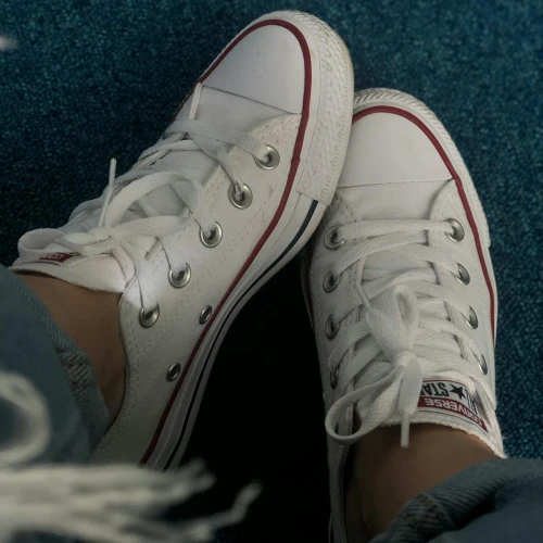 Cara Terbaik Mencuci Sepatu Berbahan Kanvas