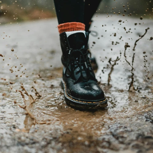 Cara Menjaga Sepatu di Musim Hujan