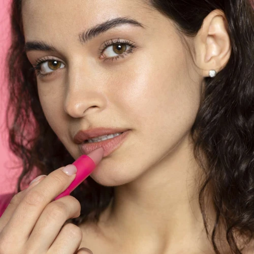 5 Penyebab Lipstik Terlihat Pecah di Bibir