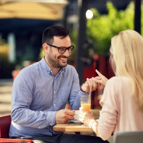 Ketahui Bahasa Tubuh Pria Jatuh Cinta