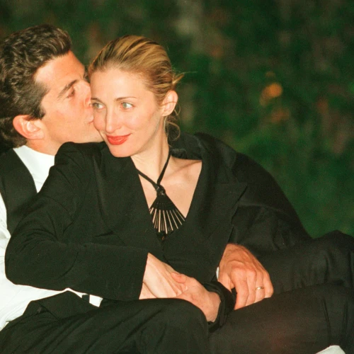 Kisah Cinta JFK Jr. dan Carolyn Bessette yang Diangkat dalam Serial Love Story