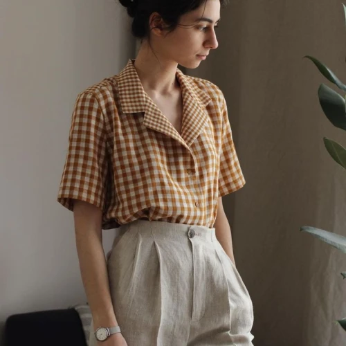 Trik Tucking Baju untuk Tampilan yang Lebih Sleek