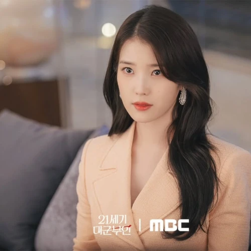 6 Gaya Modis IU di Perfect Crown