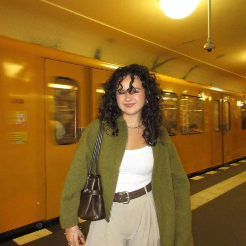 Bosan Hitam & Putih? Coba Kombinasi Warna Earth Tone yang Bikin Wajah Terlihat Cerah