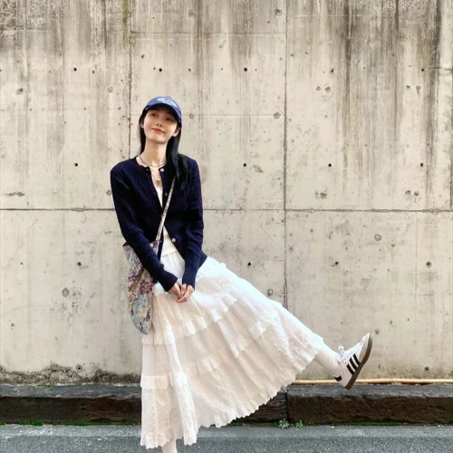 Tips Padu Padan Sneaker dengan Rok yang Cantik