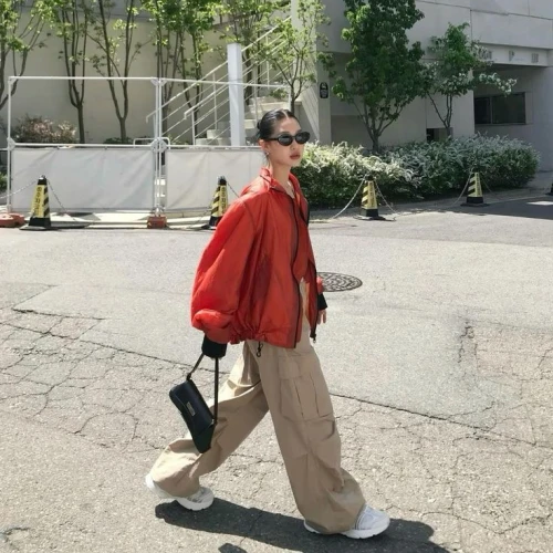 Rekomendasi Gaya Kasual dengan Chunky Sneakers