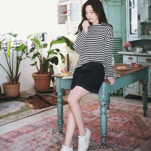 Ide Padupadan Rok dan Sneakers Biar Tetap Stylish