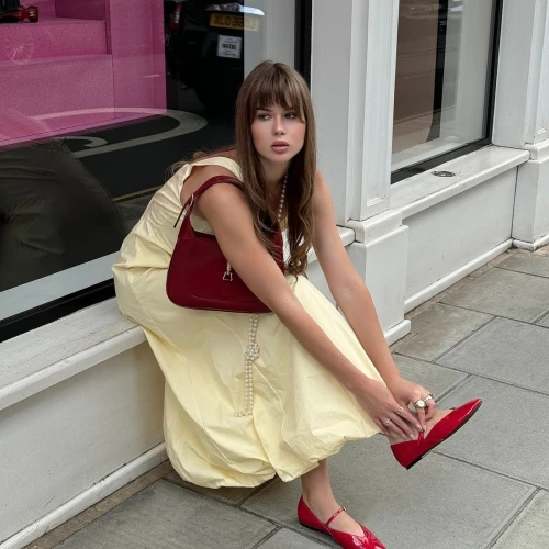 Cara Styling Red Bag yang Wajib Kamu Coba