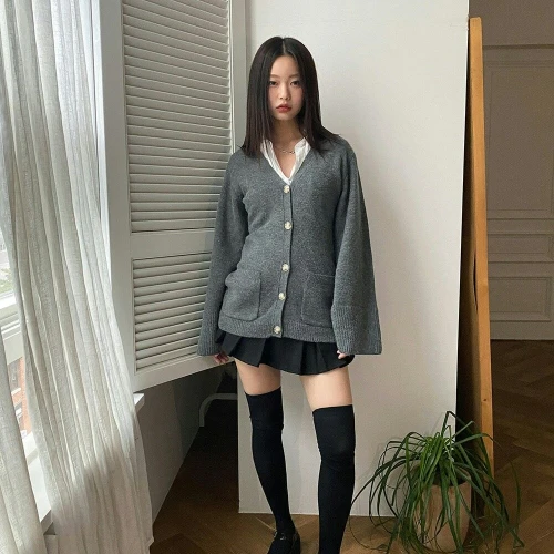 Padu Padan Kaos Kaki Panjang dengan Rok Mini