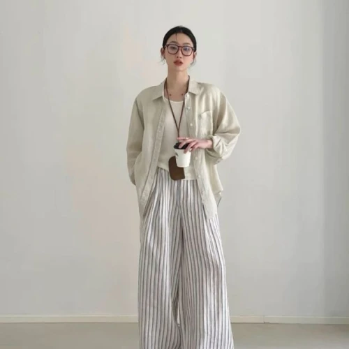 Inspirasi Outfit Santai Menggunakan Kemeja Linen