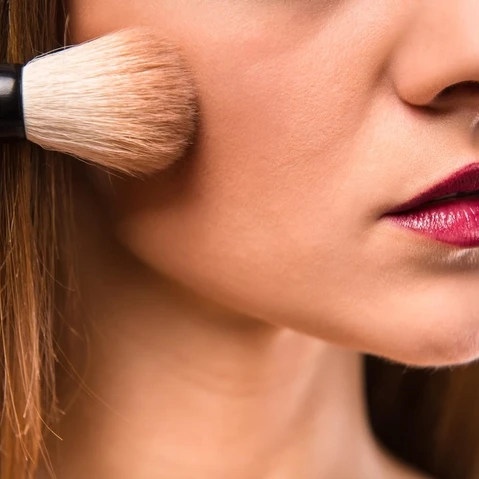 Cara Mengatasi Makeup yang Cakey dan Pecah di Area Senyum