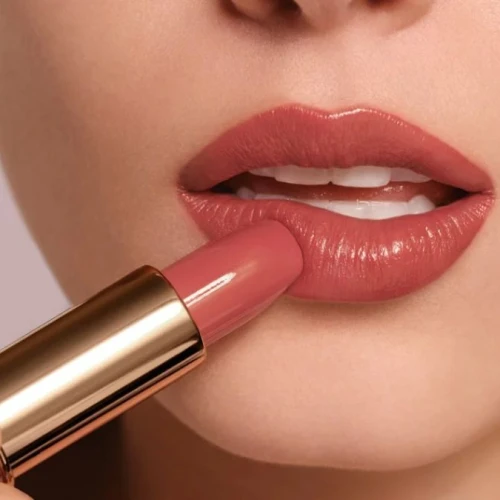 Tips Memilih Warna Lipstik Nude yang Tepat Tanpa Membuat Wajah Terlihat Pucat