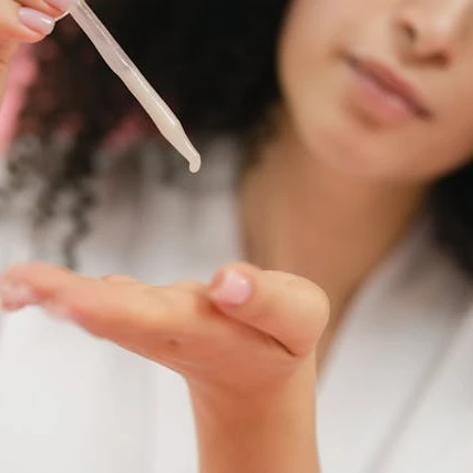 5 Rekomendasi Serum untuk Kulit Sensitif Pilihan Cosmo