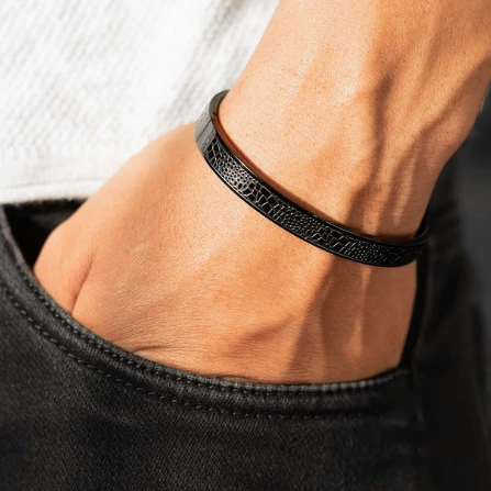 Arti Gelang Hitam Di Tangan Kiri Dalam Percintaan