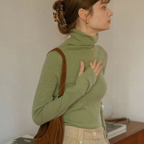 Tips Styling Turtleneck Top untuk Cuaca Tropis