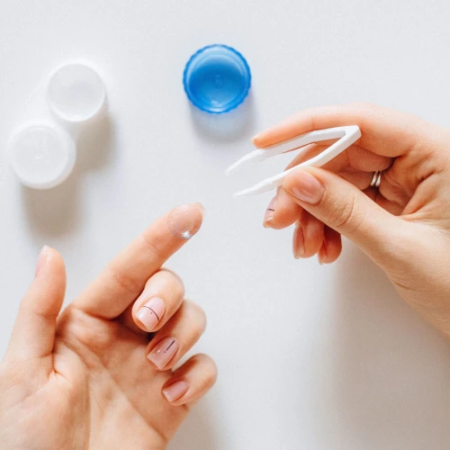 Kesalahan Saat Menyimpan Softlens yang Membuat Mata Iritasi