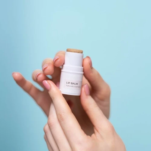 5 Rekomendasi Lip Balm yang Cocok Digunakan di Malam Hari