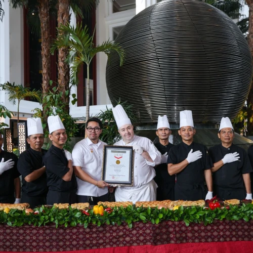 Gran Melia Jakarta Rayakan 30 Tahun dengan Rekor MURI Rendang Beef Wellington Sepanjang 30 Meter