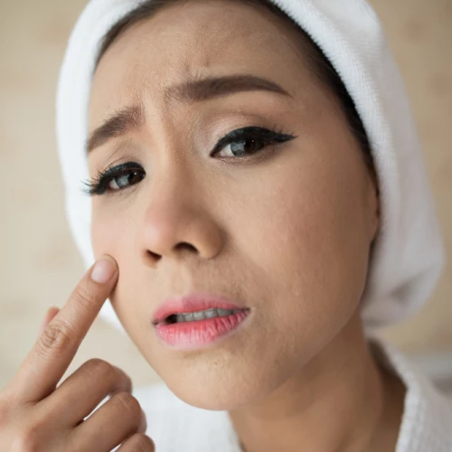 Ini Deretan Penyebab Makeup Kamu Pilling