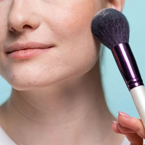 Setting Spray VS Setting Powder, Mana yang Lebih Mengunci Makeup?
