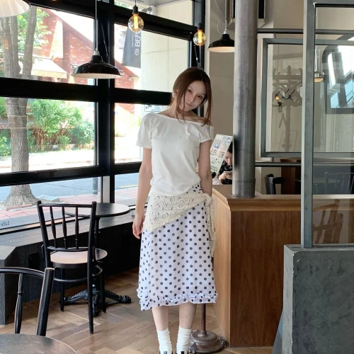Sedang Tren, Ini Tips Styling Motif Polkadot yang Cantik