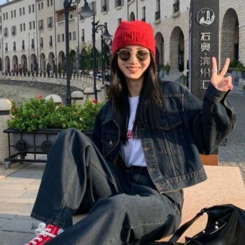 5 Cara Simpel Pakai Warna Cherry Red Sebagai Statement Pop untuk Outfit Hitam