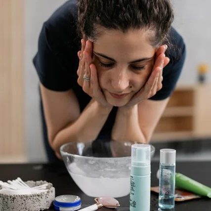 5 Rekomendasi Facial Wash untuk Anti Aging Pilihan Cosmo