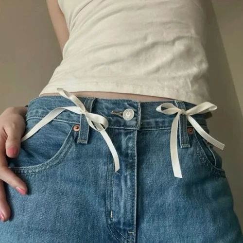 Sentuhan Tali dan Renda untuk Menghiasi Outfit Kamu