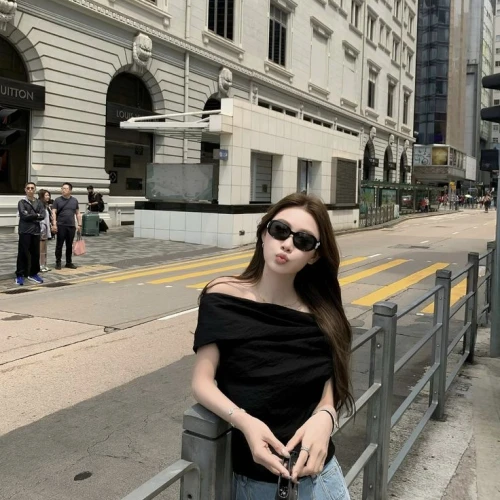 Simak Tips Padu Padan Off-Shoulder Top