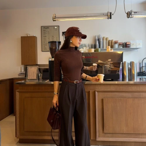 Tips Styling Outfit Serba Cokelat Agar Tidak Tampak Kusam
