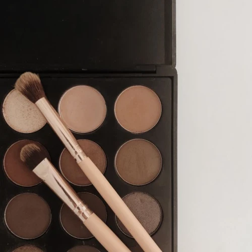 6 Rekomendasi Eyeshadow Berwarna Coklat yang Cantik