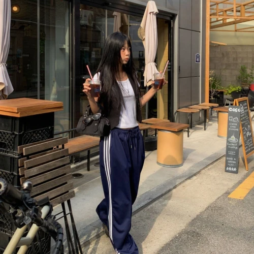 Tips Styling Sweatpants yang Nyaman Buat Hangout
