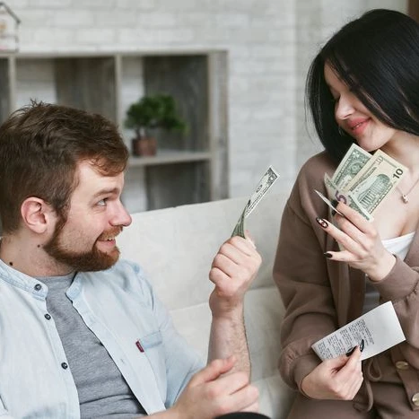 6 Cara Mengatur Uang yang Tepat Bersama Pasangan