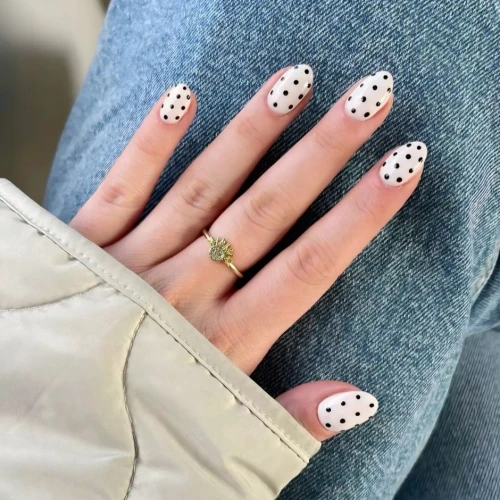 Deretan Referensi Kuku Polkadot