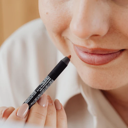 6 Rekomendasi Lip Liner High End yang Wajib Kamu Coba