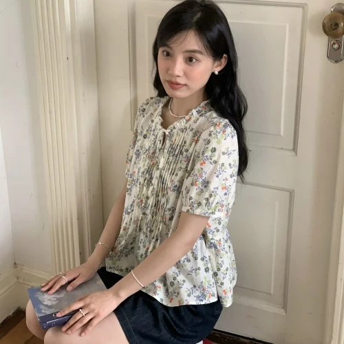 Cara Styling Baju Motif Floral Agar Tidak Terlihat Kuno